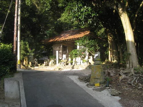 稲佐の浜から参道を入ると左側に御影石の鳥居が見えてくる。因佐神社(いなさじんじゃ)