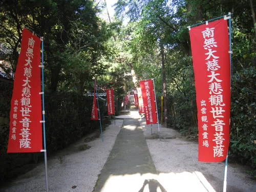 因佐神社を過ぎると正面に歴史のある仁王門が見えてくる