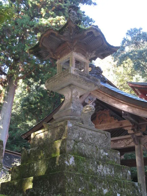 本堂目前の石段の上がり口の亀に乗った灯籠