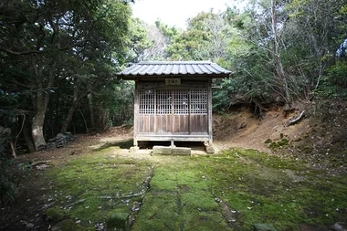 本堂脇の石段を登ると当山鎮守の天満宮があります