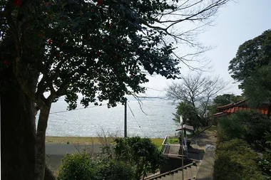 本堂の左手から宍道湖を見ることができます