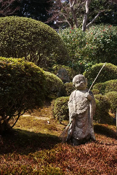お寺の中から見える中庭には、お掃除の得意な地蔵さんもいらっしゃいます